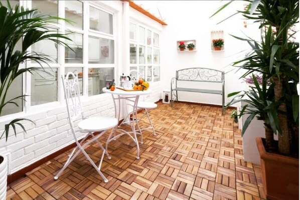 Outdoor dining - House and garden in Florence (Firenze)