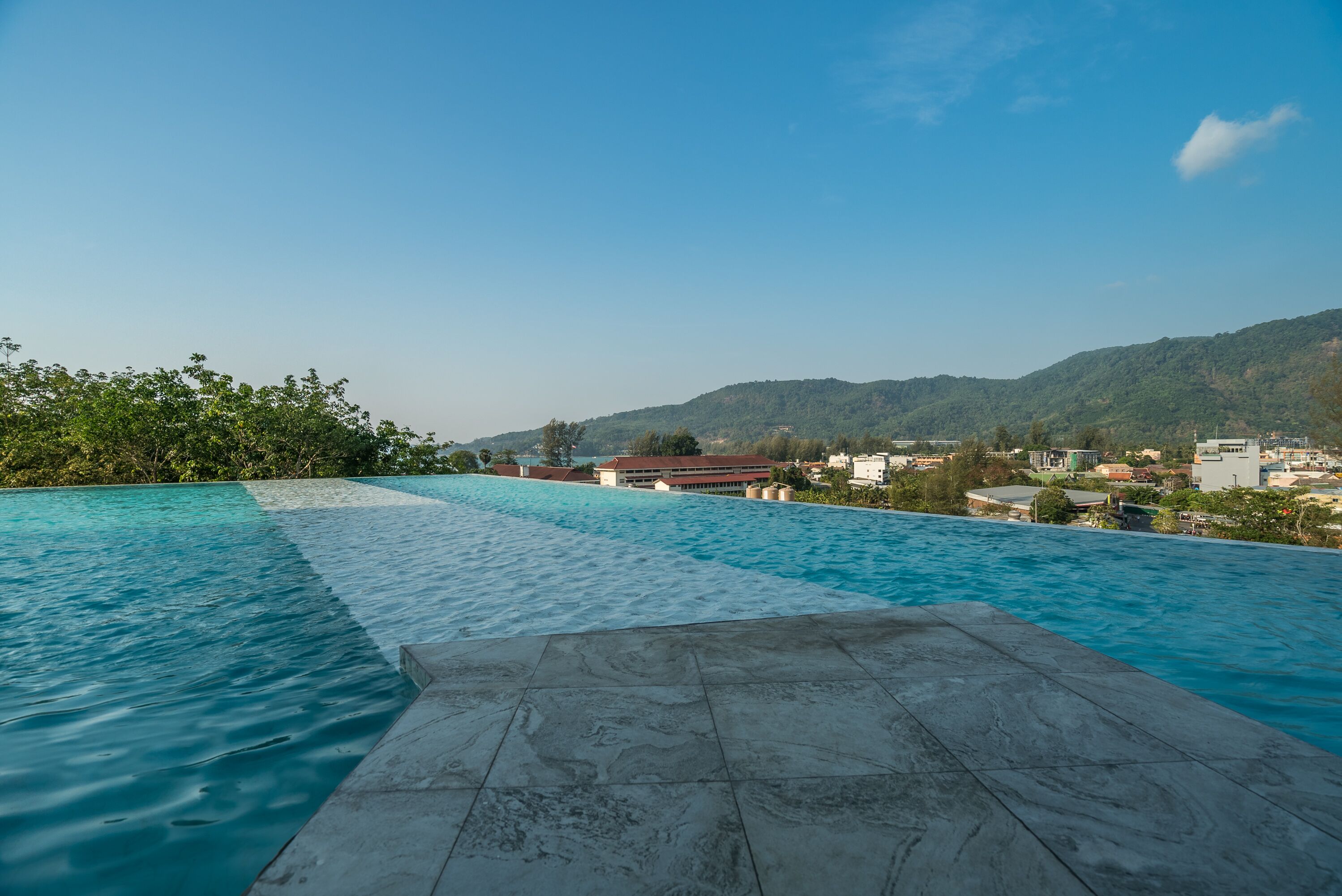 Utomhuspool och solstolar