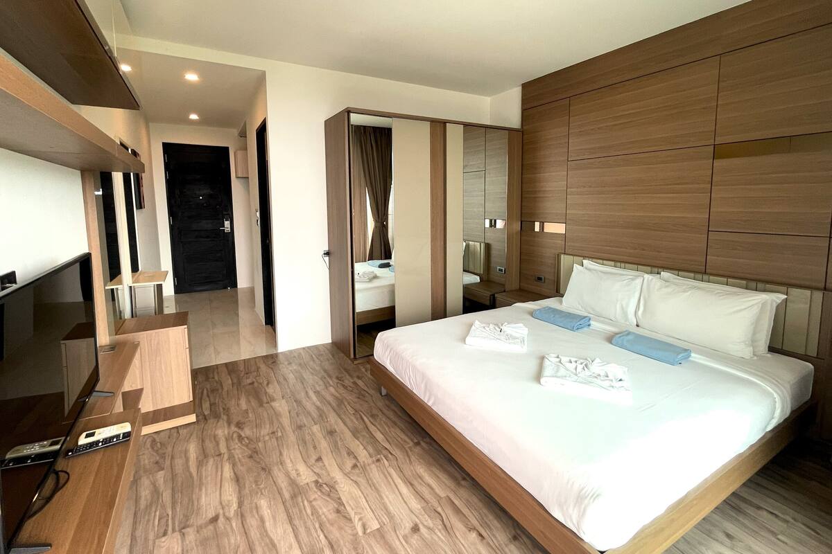 Panoramic Studio, 1 King Bed, Sea View | 1 bedroom, bed sheets