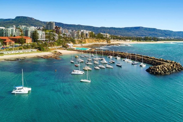 From here you’re less than five minutes’ drive from the harbour or a leisurely stroll along the foreshore.