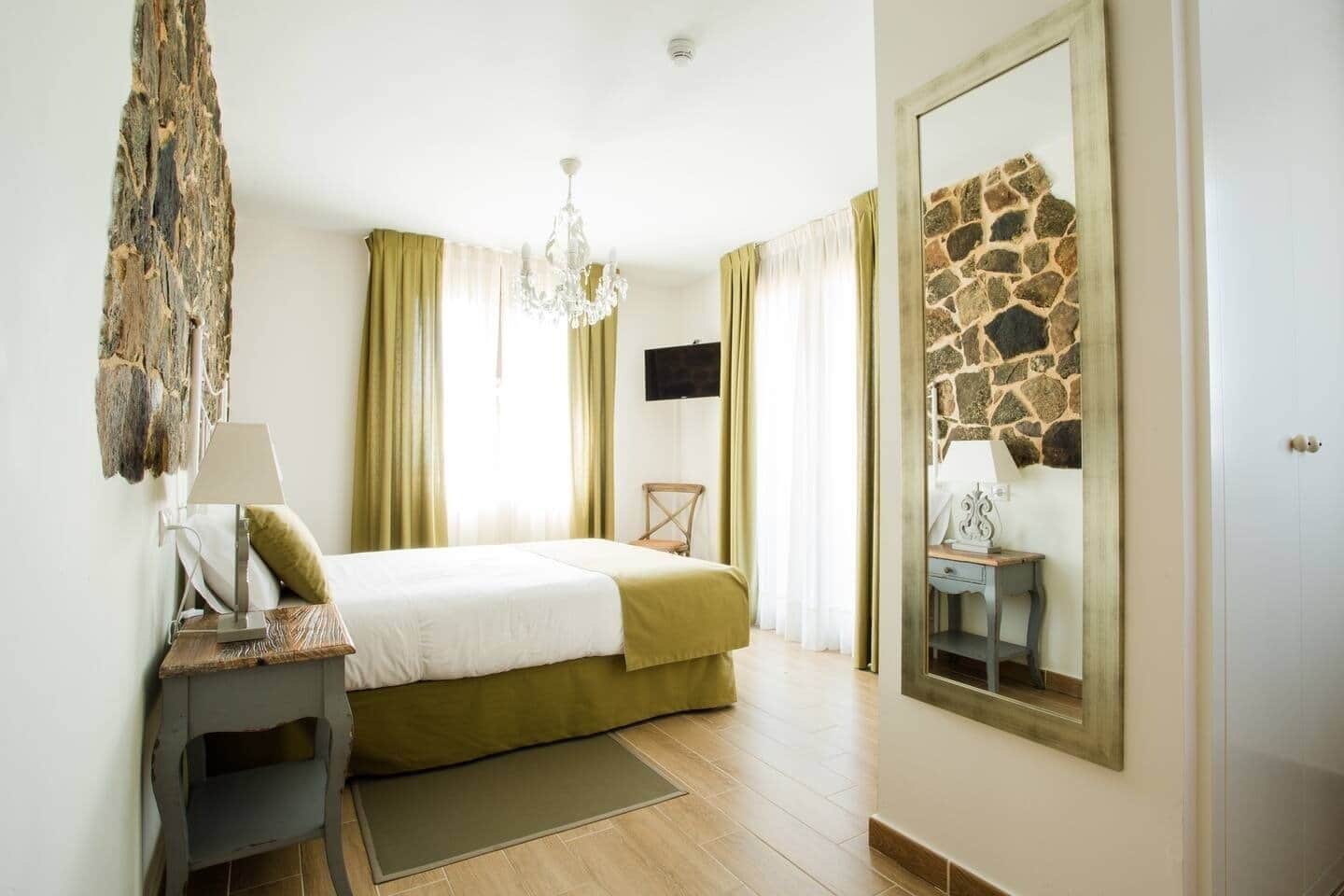 8 slaapkamers, een strijkplank/strijkijzer, wifi, beddengoed