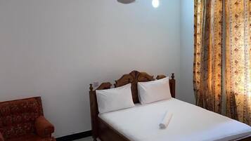 Escritorio, insonorización, muebles diferentes y ropa de cama