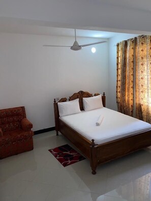 Yksilöllisesti kalustettu, työpöytä, äänieristys, vuodevaatteet