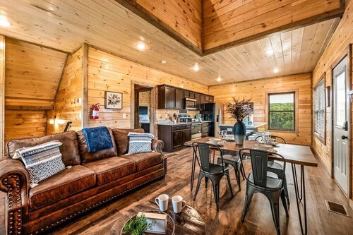 Dollywood cabin/indoor pool/Hot tub/firepit