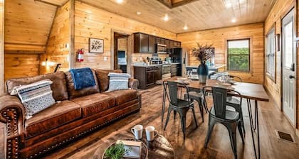 Dollywood cabin/indoor pool/Hot tub/firepit