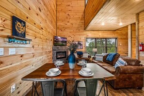 Smart TV, fireplace, video games, books - Dollywood cabin/indoor pool/Hot tub/firepit (Sevierville)