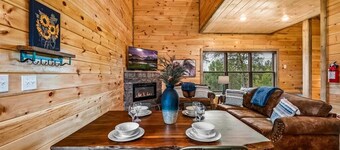 Luxury Dollywood cabin/indoor pool/Hot tub/firepit