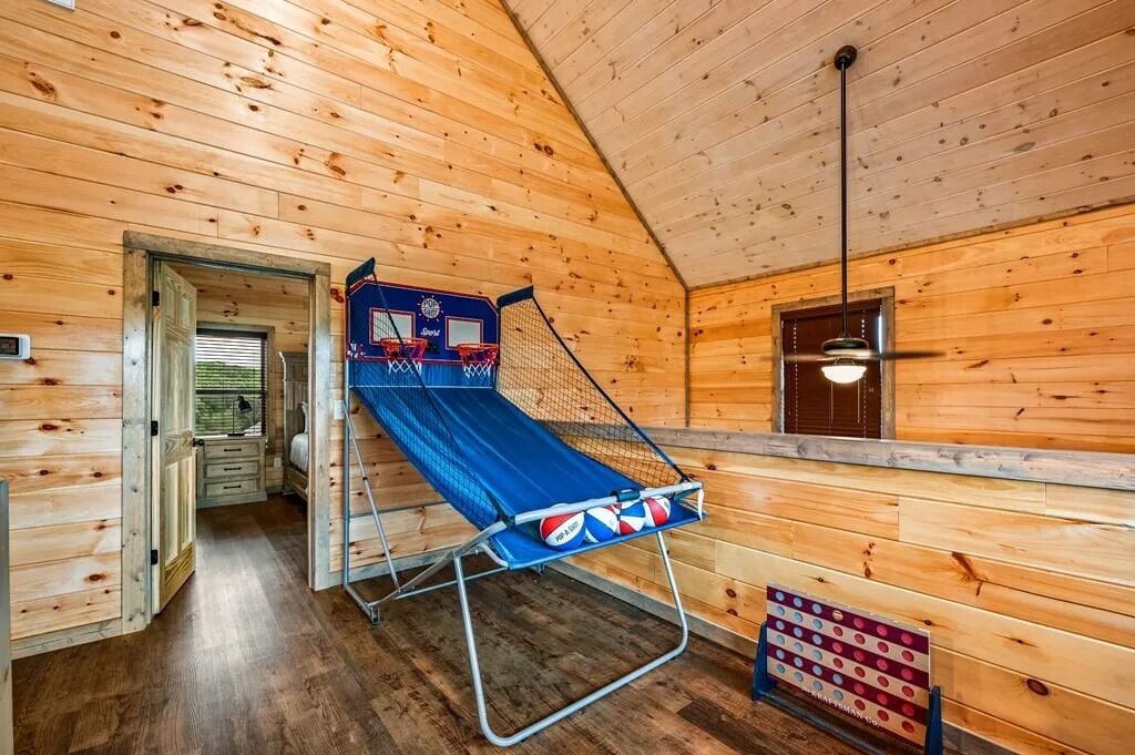 Interior de madera con un aro de baloncesto y un tapete azul.