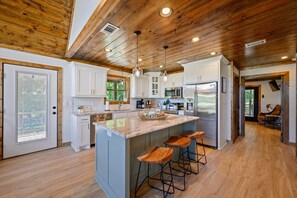 Fridge, microwave, oven, stovetop - Insta-Worthy Cabin w/Heated Pool/Hot Tub/Arcade/Slide/Foosball/Swings/Fire Pit (Broken Bow)