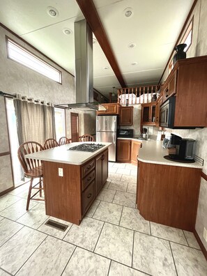 Réfrigérateur, micro-ondes, four, plaque de cuisson