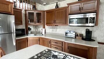 雪櫃、微波爐、焗爐、爐具