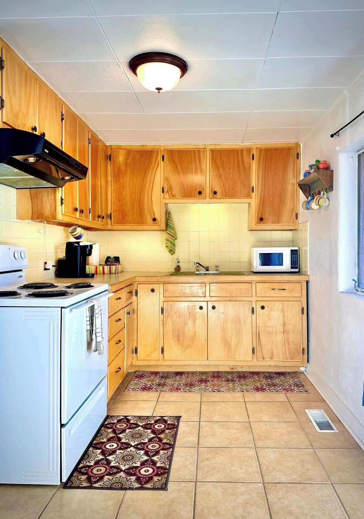 Coffee/tea maker, fridge, microwave, oven