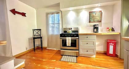 1890s Carriage House \ Walk To Downtown
