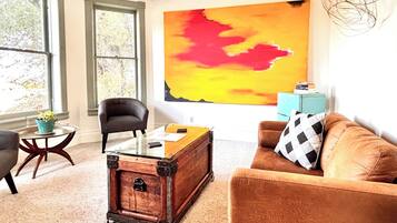 Una Smart TV, un reproductor estéreo