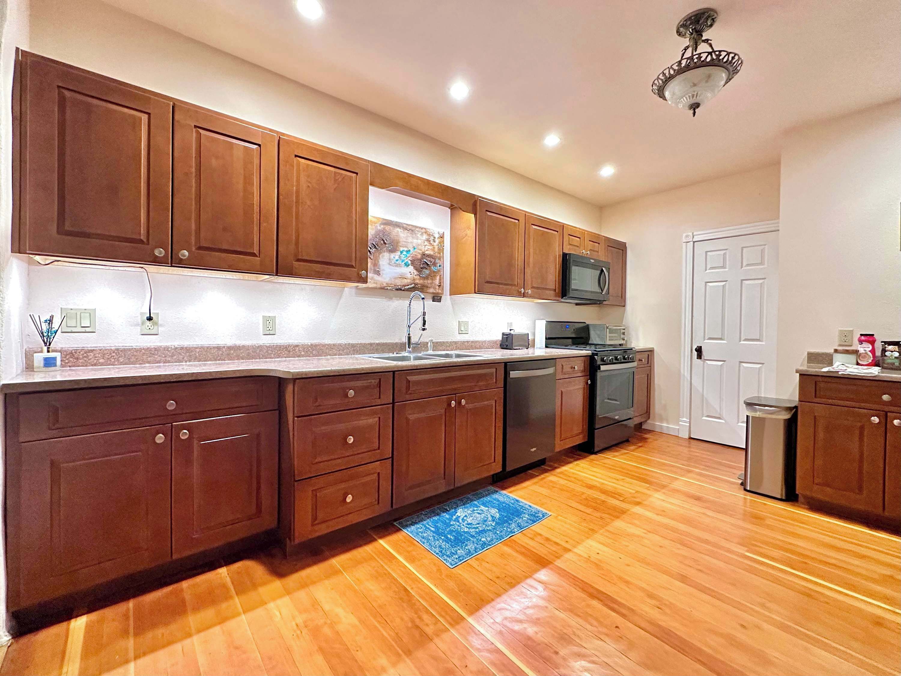 冷蔵庫、電子レンジ、オーブン、コンロ