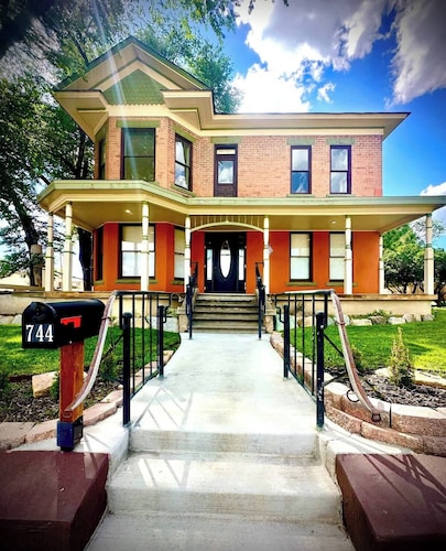 Historic Queen Anne Art House | Walk to Downtown