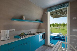 Mobile Home, 2 Bedrooms, Balcony | Dapur peribadi