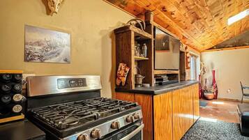 Coffee/tea maker, fridge, microwave, oven