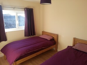 3 bedrooms, iron/ironing board, travel cot, free WiFi - LUXURIOUS DINGLE CORNER (Bristol)