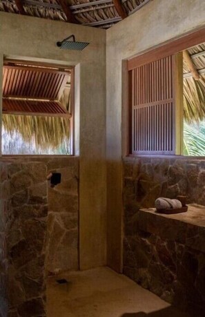 Amenidades de baño ecológicas, secadora de cabello, toallas, jabón 