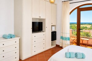 Exclusive Room, 1 Bedroom, Hot Tub, Sea View (Ancora) | Frette Italian sheets, premium bedding, down comforters, pillowtop beds - B&B Villa delle Rose (Budoni)