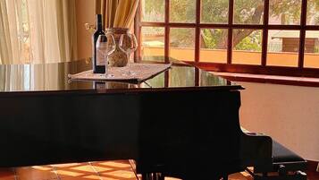 Televisión de pantalla plana, películas de estreno y impresora