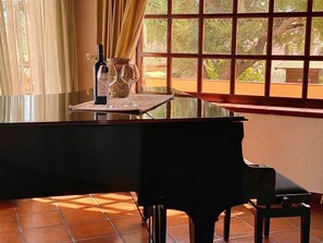 Télévision à écran plat, films en première diffusion, imprimantes