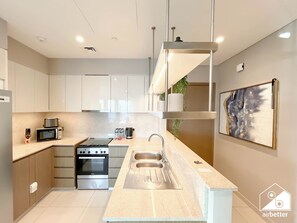 Køleskab, mikrobølgeovn, brødrister, spisebord