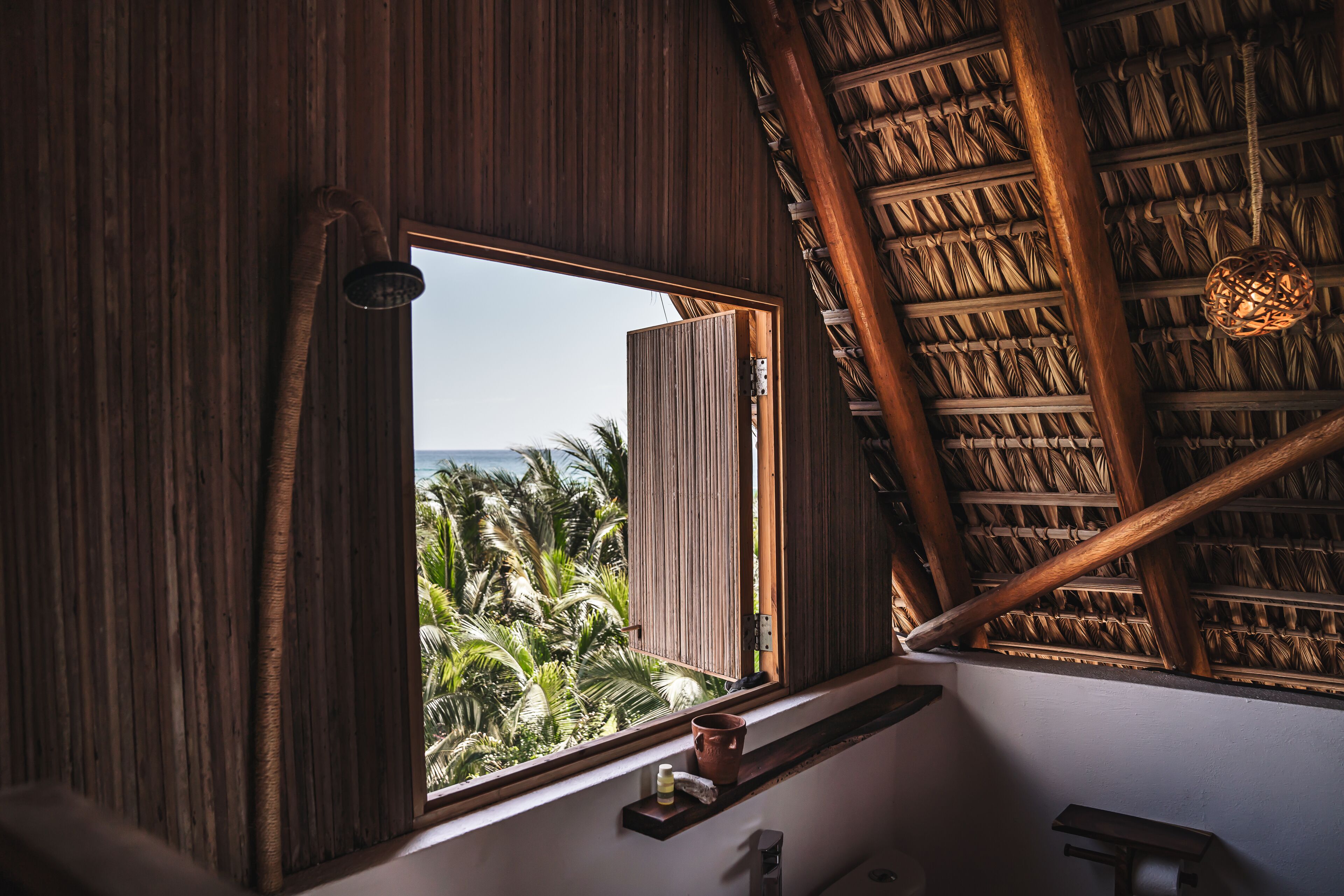 Habitación Elite | Baño | Regadera, toallas, jabón, shampoo 