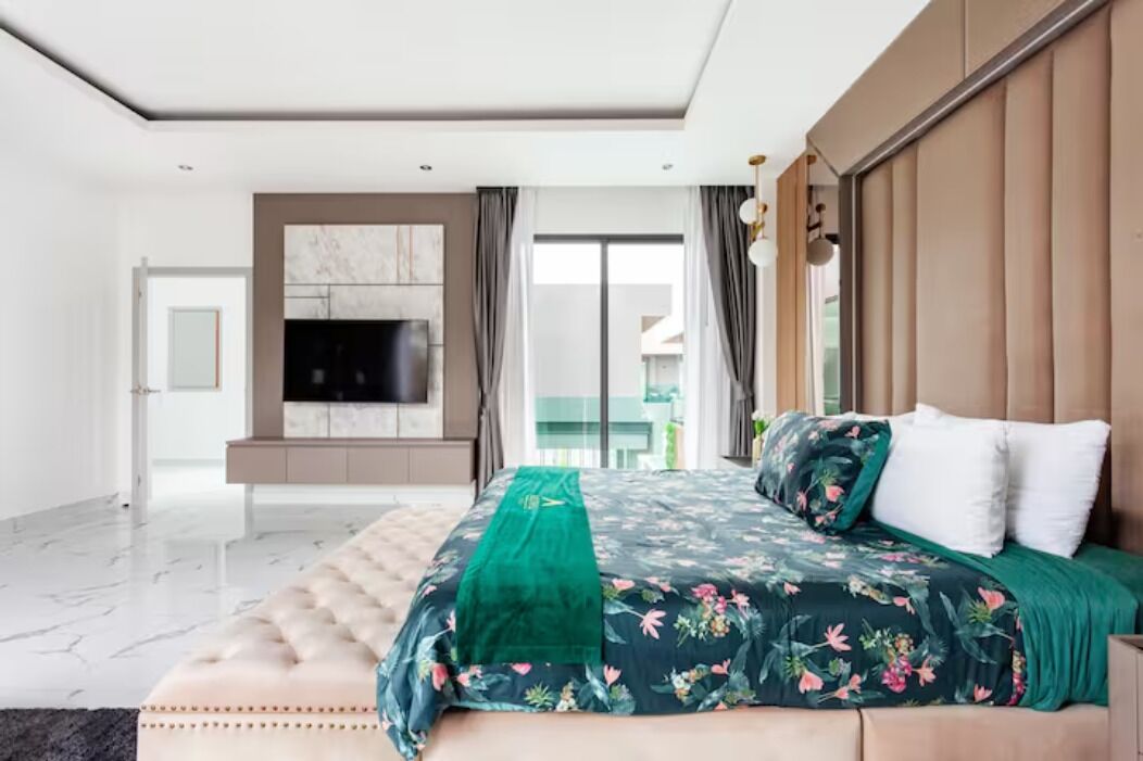 4 bedrooms, iron/ironing board, WiFi, bed sheets