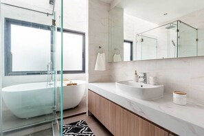 Douche, séchoir à cheveux, bidet, serviettes fournies