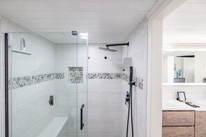 Shower, hair dryer, towels - Beachfront-Luxury Renovated Condo For 13 w/Wrap Balcony @ Edgewater Beach Resort (Panama City Beach)