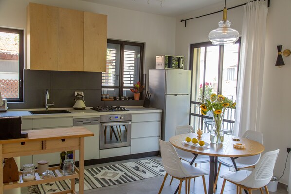Fridge, microwave, oven, stovetop - Designer's dream apartment 5 minutes from the beach! (Tel Aviv)