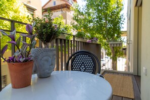 Outdoor dining - Designer's dream apartment 5 minutes from the beach! (Tel Aviv)