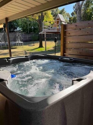 Outdoor spa tub - Family Home + Back Guest Home (Oklahoma City)