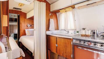 2 bedrooms, desk, iron/ironing board, travel cot