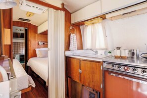 3 chambres, bureau, fer et planche à repasser, lit de bébé portatif