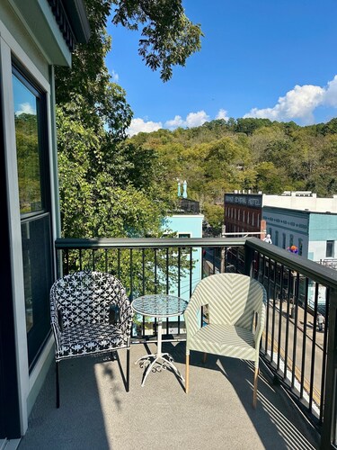 Downtown luxury, full amenities with parking