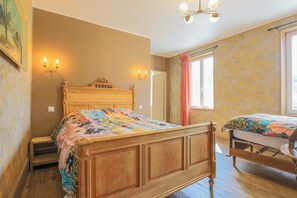 5 bedrooms, travel cot, free WiFi, bed sheets