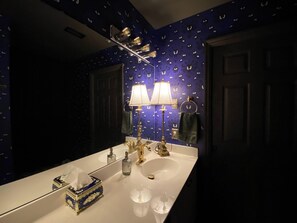 Douche, serviettes fournies, savon, shampoing