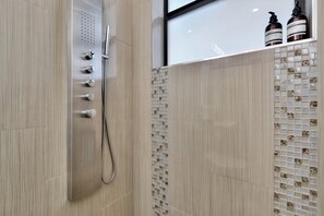 Familienvilla | Badezimmer | Duschwanne, Komfortbadewanne, Regendusche, kostenlose Toilettenartikel