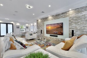 Living area - Lynora's Luxe Estate Modern Design (Fort Lauderdale)