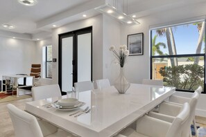 Dining room - Lynora's Luxe Estate Modern Design (Fort Lauderdale)