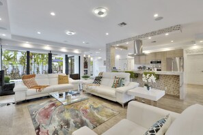 Familienvilla | Wohnbereich | 55-Zoll-Smart-TV mit Digitalempfang, Kamin, Netflix