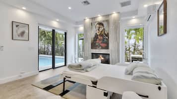 Family Villa | Ruang tamu | 55 inci sebuah televisyen pintar dengan digital, pendiangan, Netflix