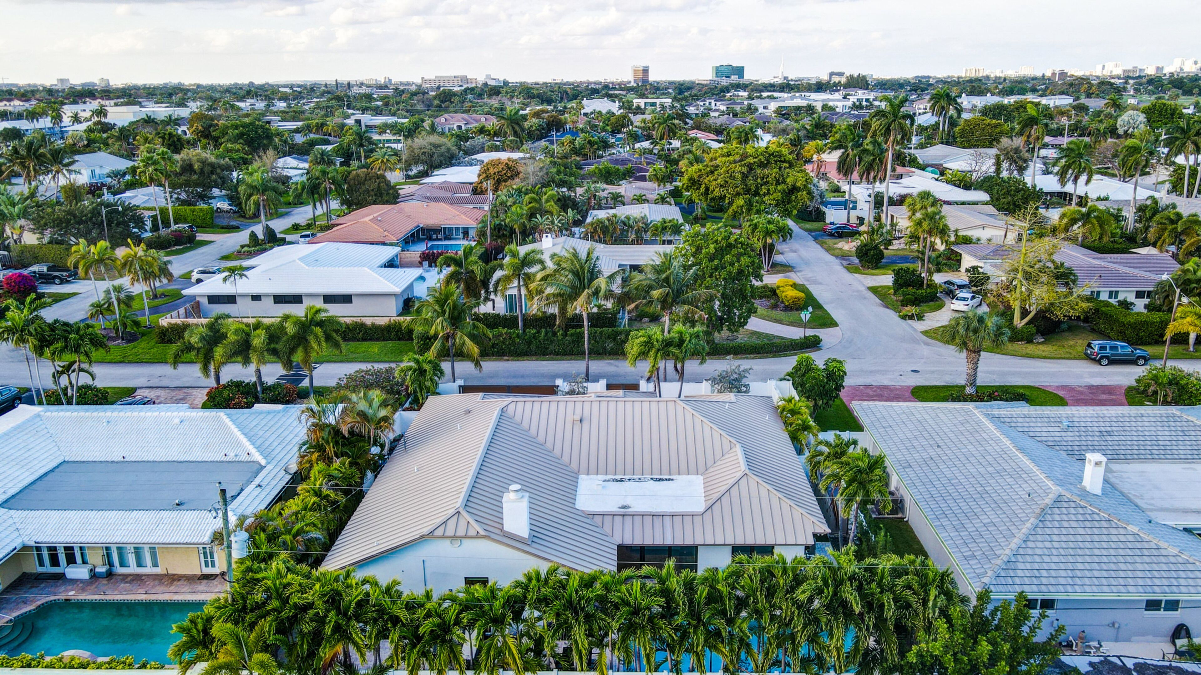 Un quartier résidentiel où les maisons présentent une architecture moderne, notamment des toits plats et de grandes fenêtres.