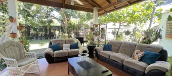 Tómate un respiro de paz y tranquilidad en este hermoso espacio amplio y sereno.