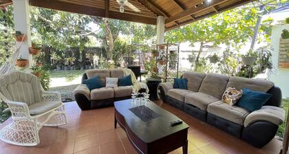 Tómate un respiro de paz y tranquilidad en este hermoso espacio amplio y sereno.