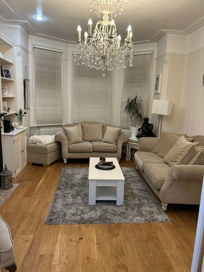 TV - 20 Minutes from central London, A modern, Spacious one-bedroom apartment (London)