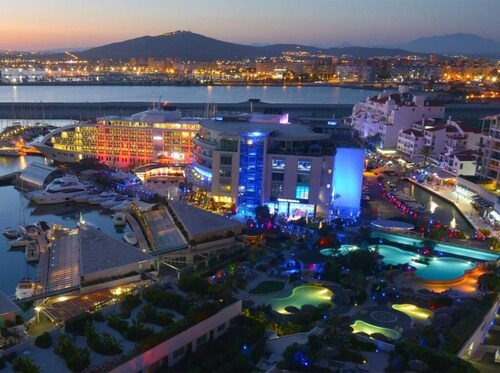 Luxury 1 bed 1 bath with rooftop heated pools